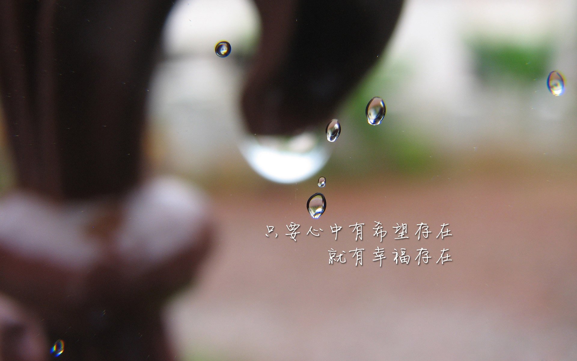 美因茨球队在场上展现出稳定发挥，取得胜利，美因茨队主客场球衣