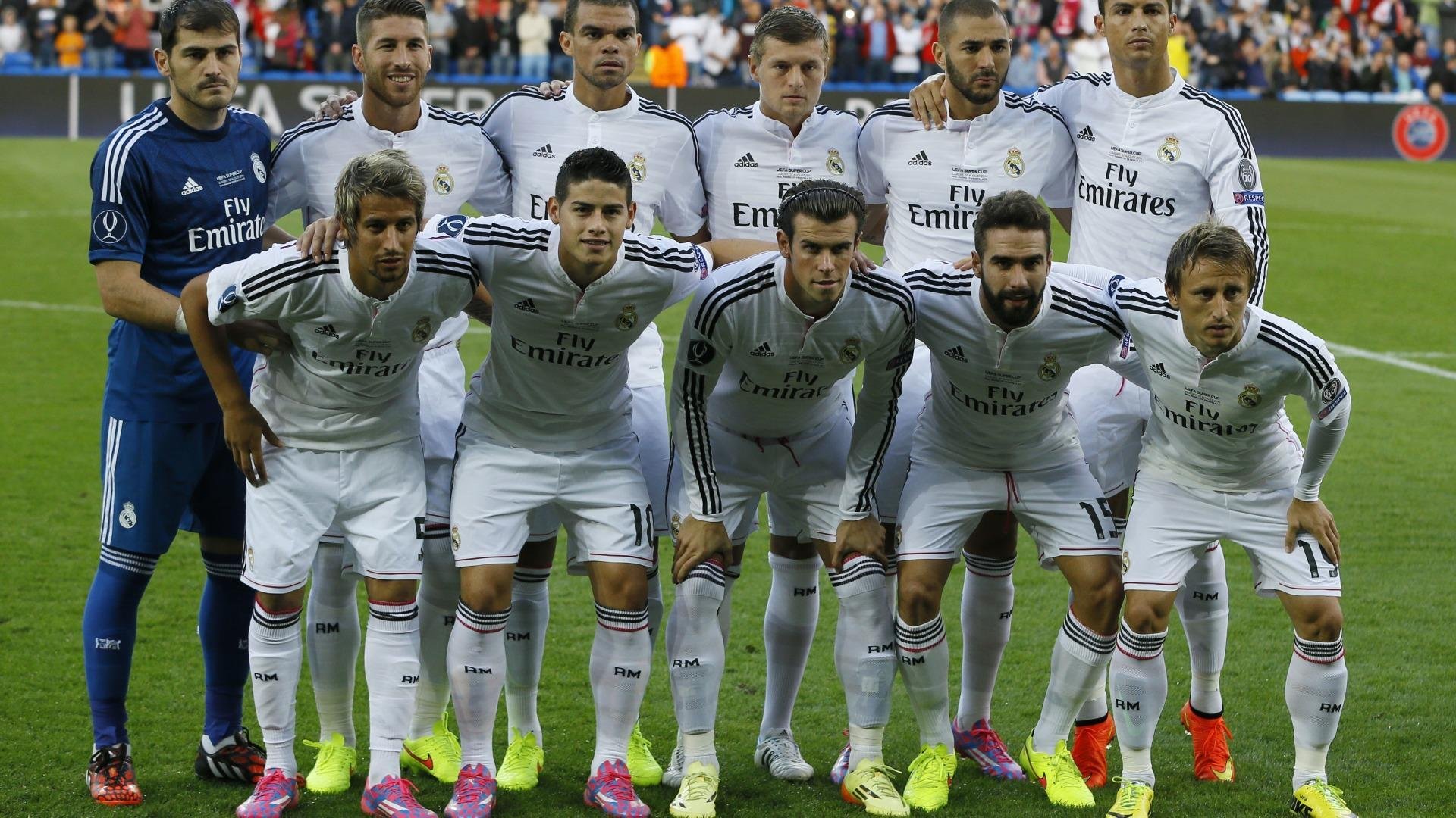 德甲场景再现：逆天长传瞬间点燃球迷热情，德甲球员上演超级神仙球