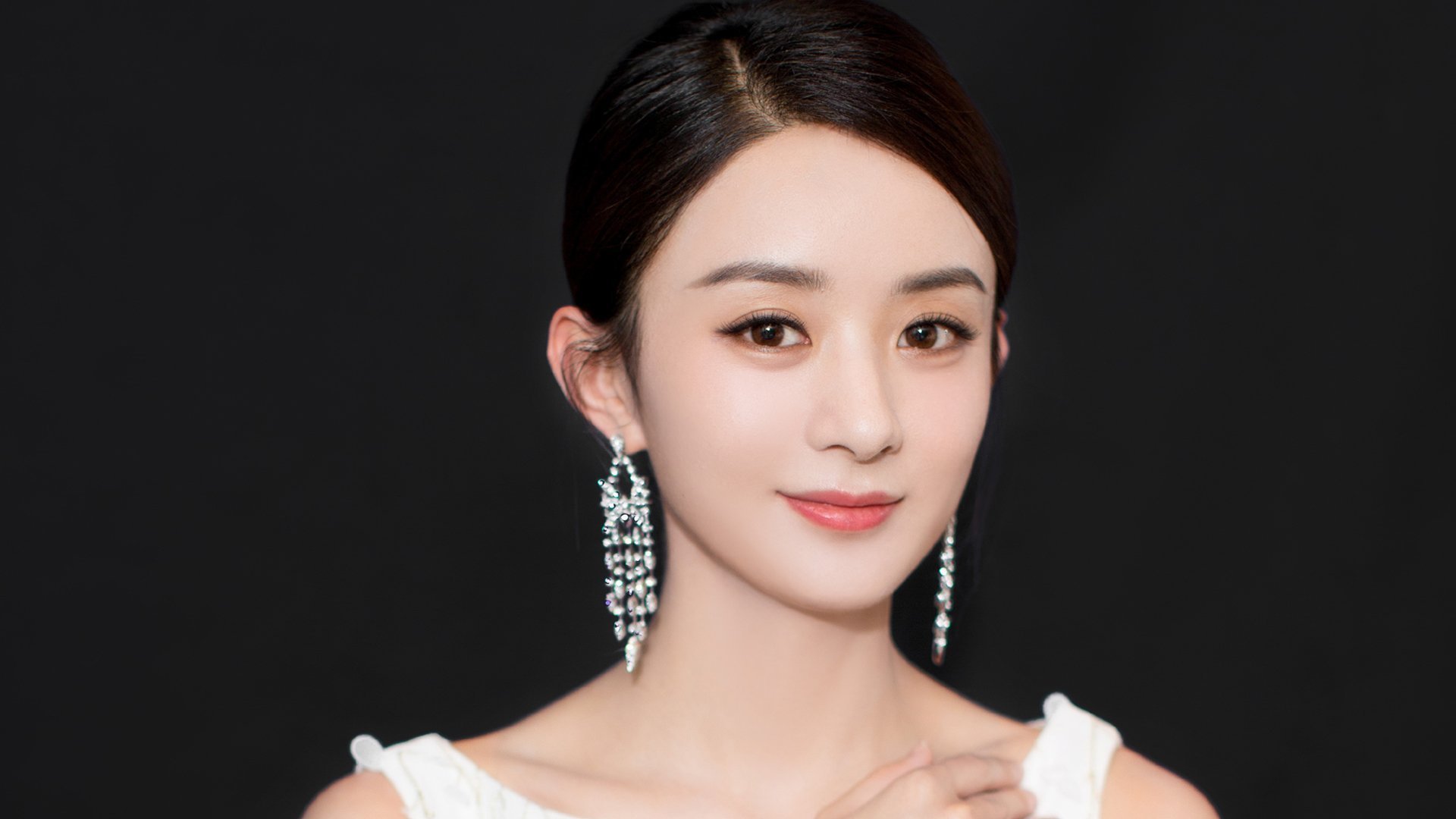 德甲场景再现：逆天长传瞬间点燃球迷热情，德甲球员上演超级神仙球